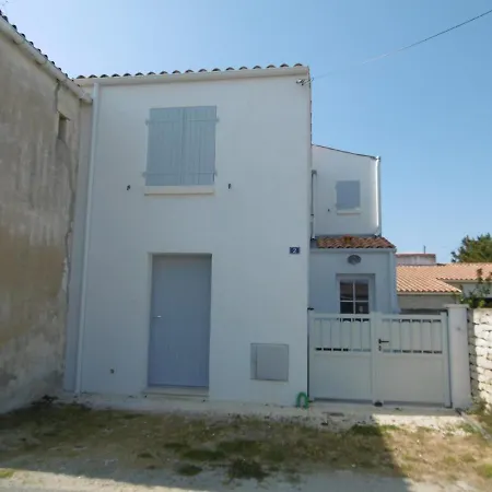 別荘 La Brijolie 450m De La La Biroire